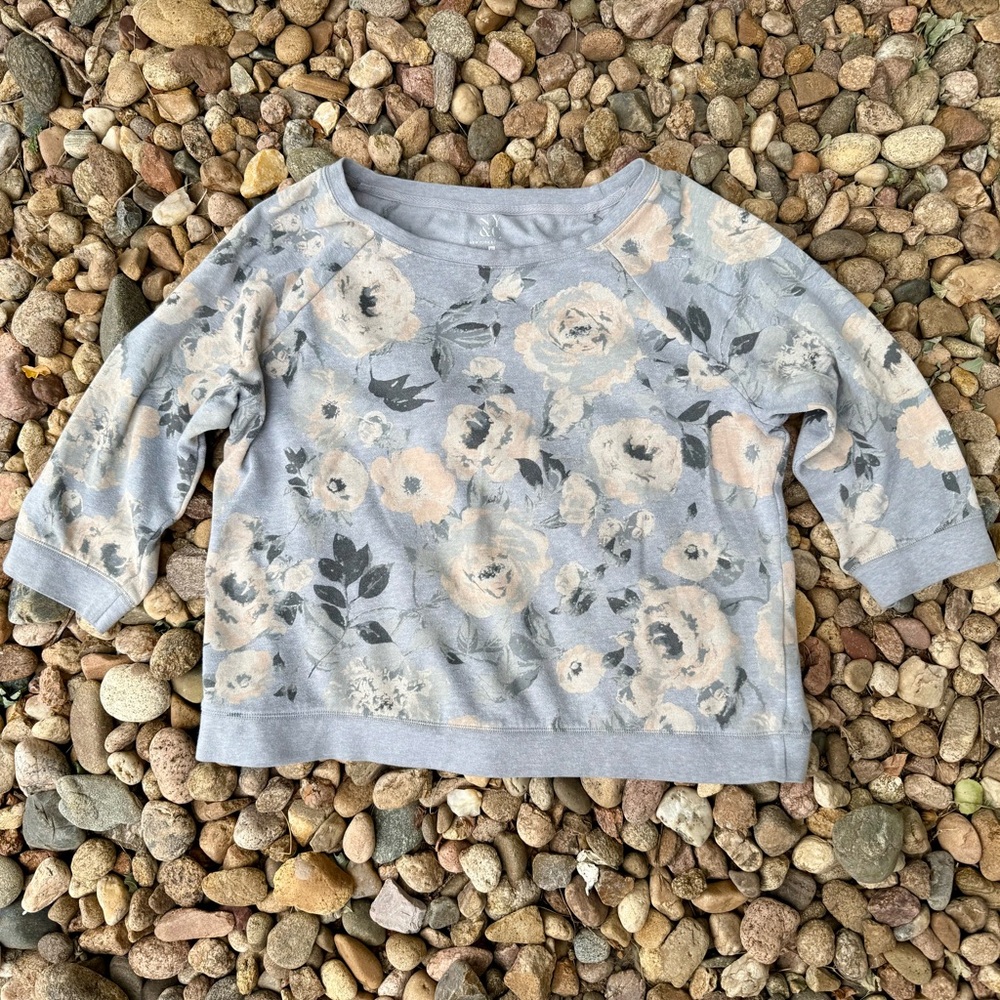 New York & Co. Women’s Gray Floral Cropped Sweatshirt with 3/4 Length Sleeves